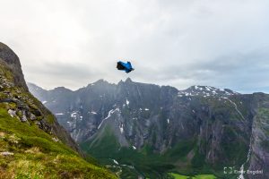 BASE-hopping fra Romsdalshorn.
