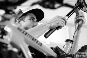 Magnus Espeland mekker sykkel på Reser