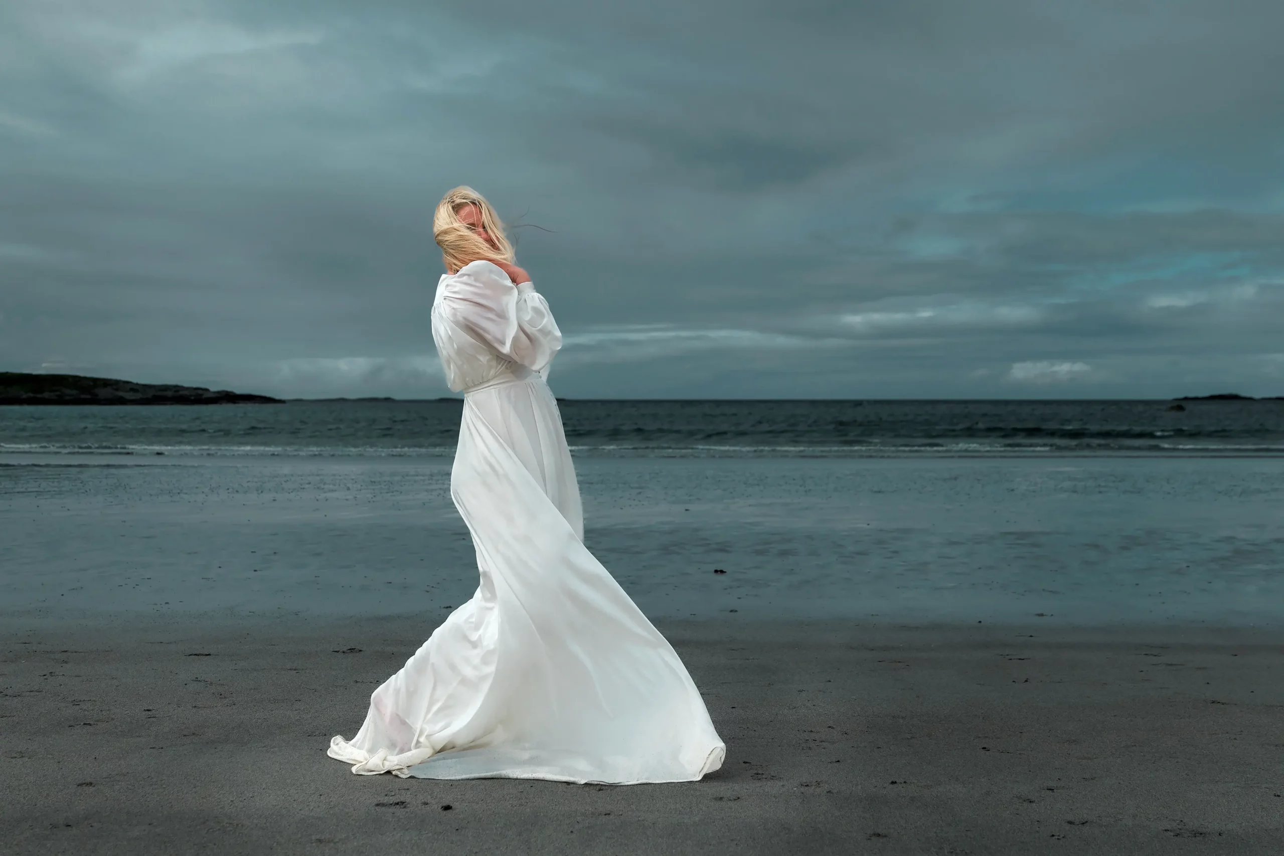 Portrett av operasanger Jeanette Krommen til platecover for låten "Stormens Vals" på Farstadsanden